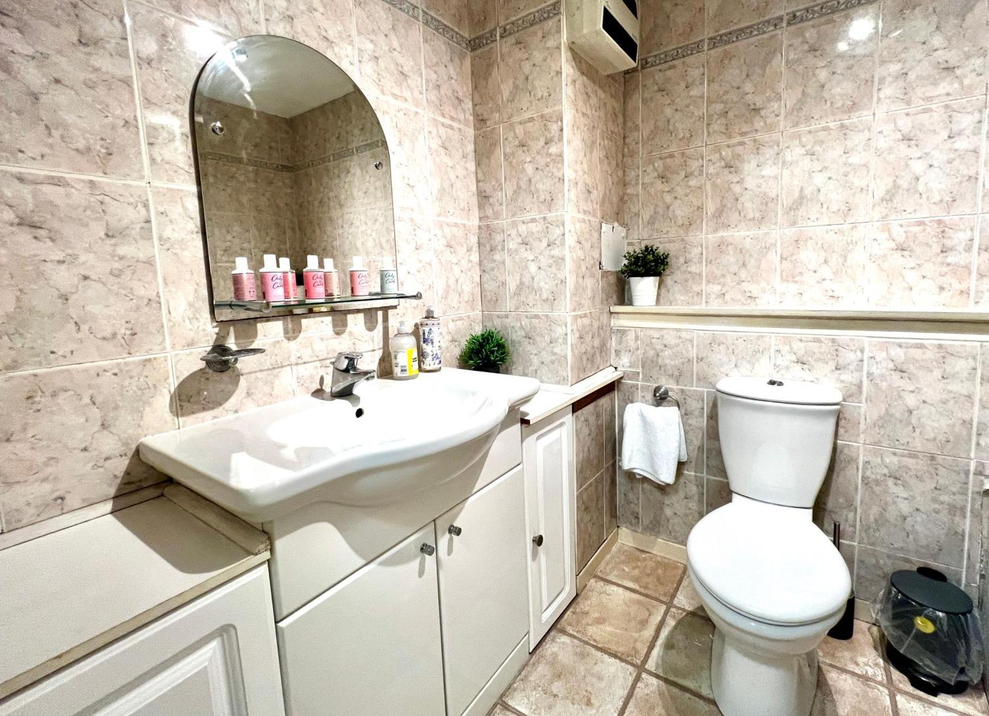 グラスゴーGround Floor Flat With Free Parking & Wifiアパートメント エクステリア 写真